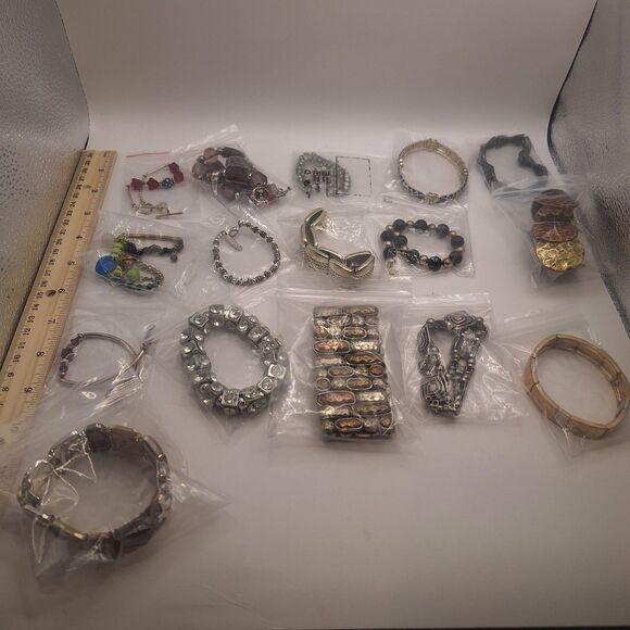 Lot Of 16 Used Unbranded Bracelets - Picture 9 of 9